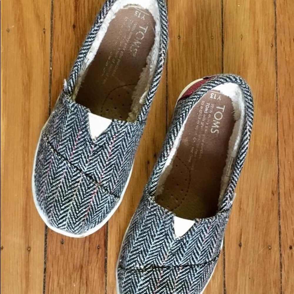 💰SOLD LOCAL💰 TOMS brand kids shoes